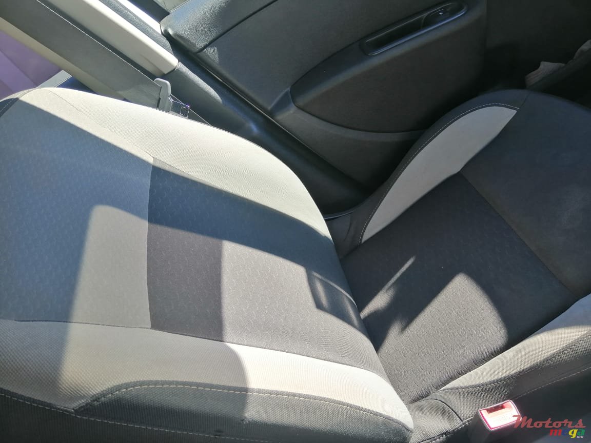 2011' Renault Clio 3 photo #3