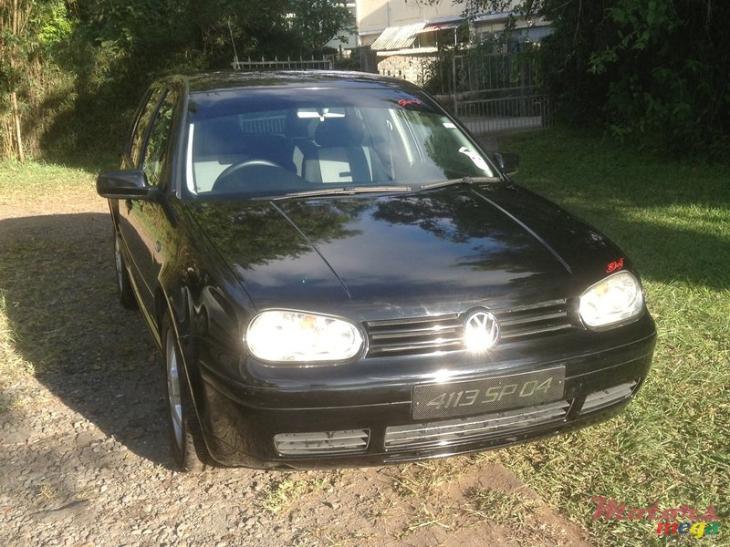 2004' Volkswagen Golf photo #1