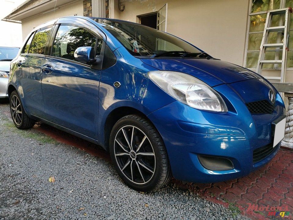 2010' Toyota Vitz photo #2