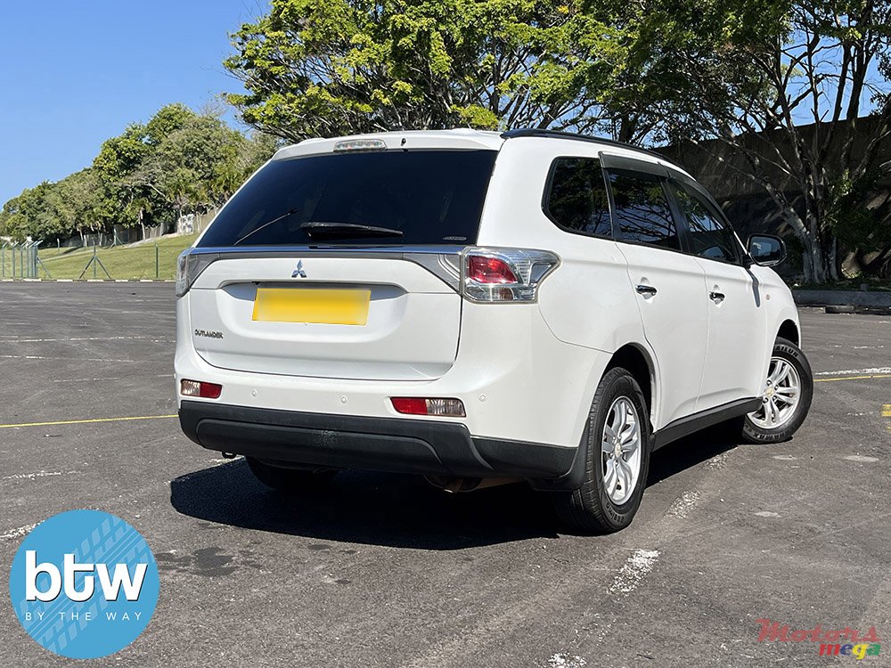 2014' Mitsubishi Outlander photo #4