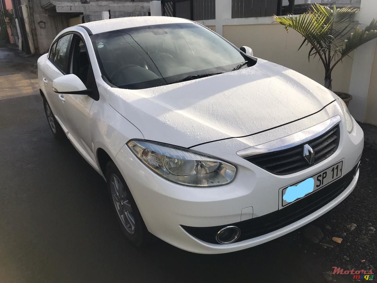 2011' Renault Fluence photo #1