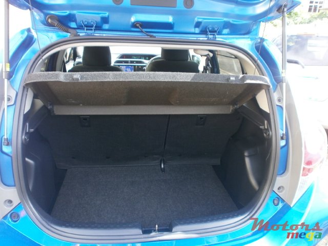 2013' Toyota Prius Plug-in Hybrid AQUA photo #4