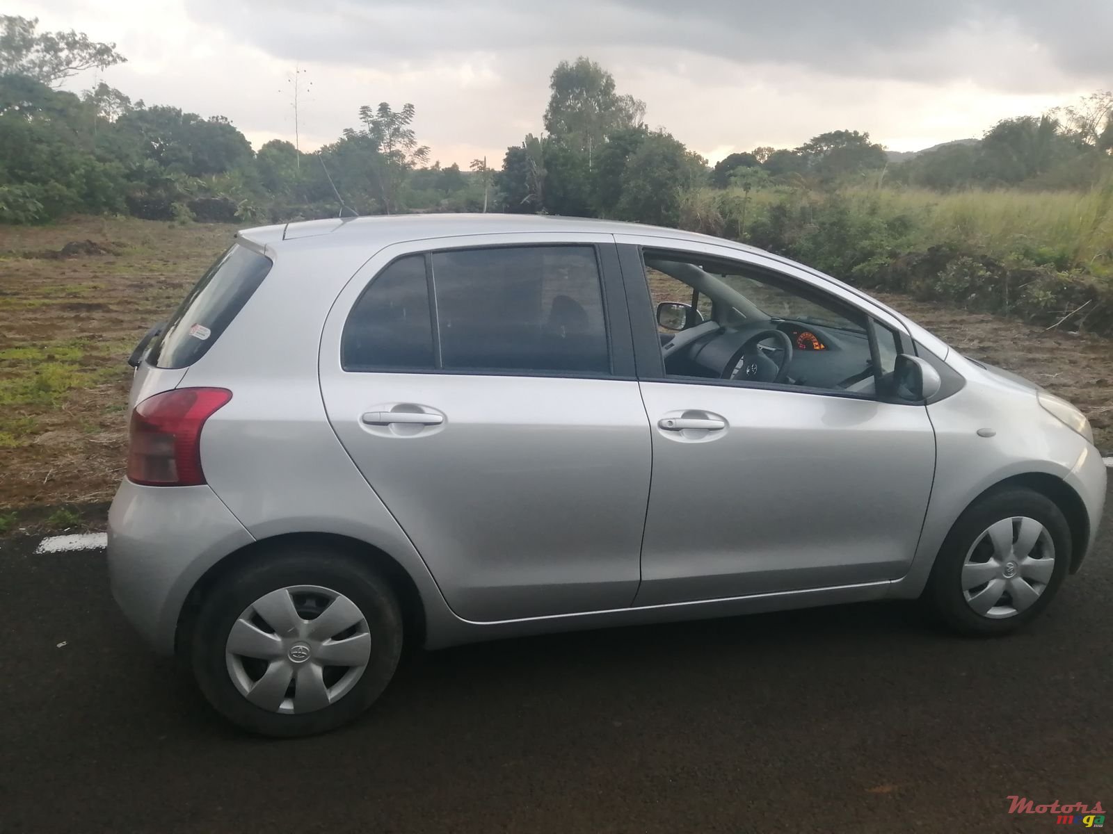 2007' Toyota Vitz photo #2