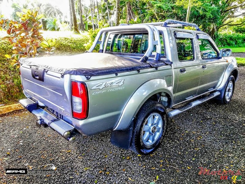 2007' Nissan Hardbody 4x4 Predator photo #3