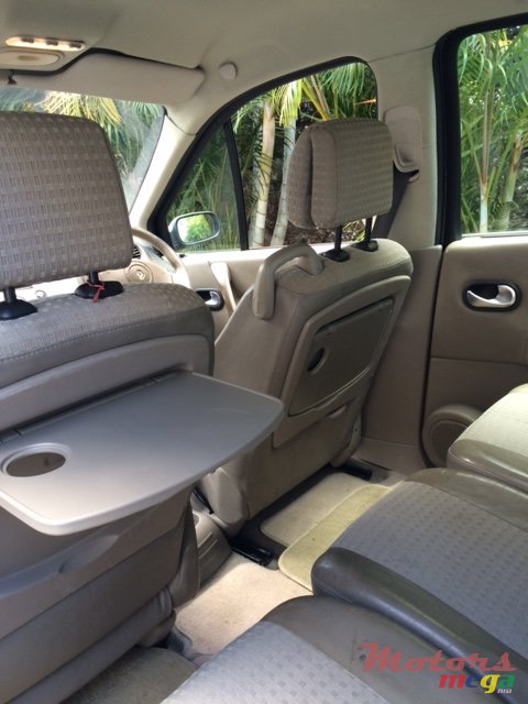 2004' Renault Scenic Scenic II 16v photo #3