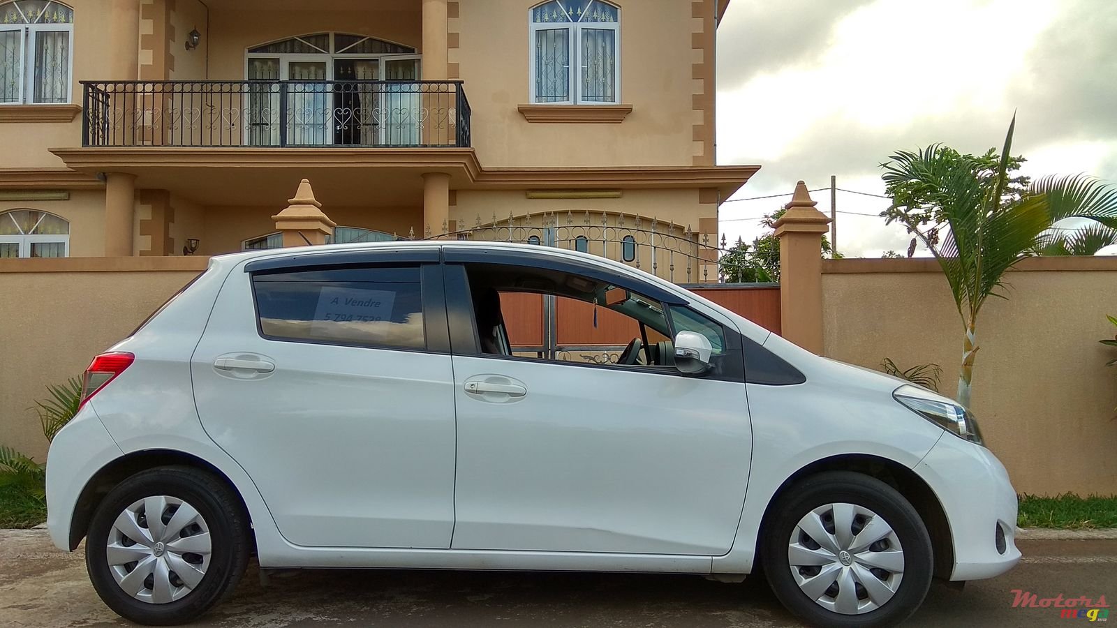 2012' Toyota Vitz photo #4