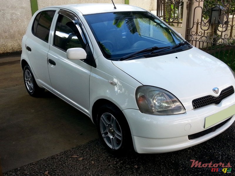 1999' Toyota Vitz photo #1