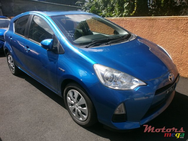 2013' Toyota Prius Plug-in AQUA photo #1