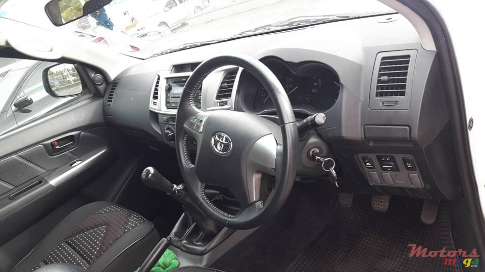 2011' Toyota Hilux 4X4 photo #6
