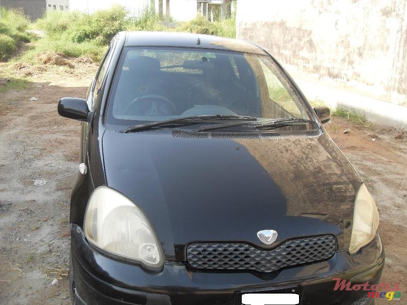 2002' Toyota Vitz photo #1