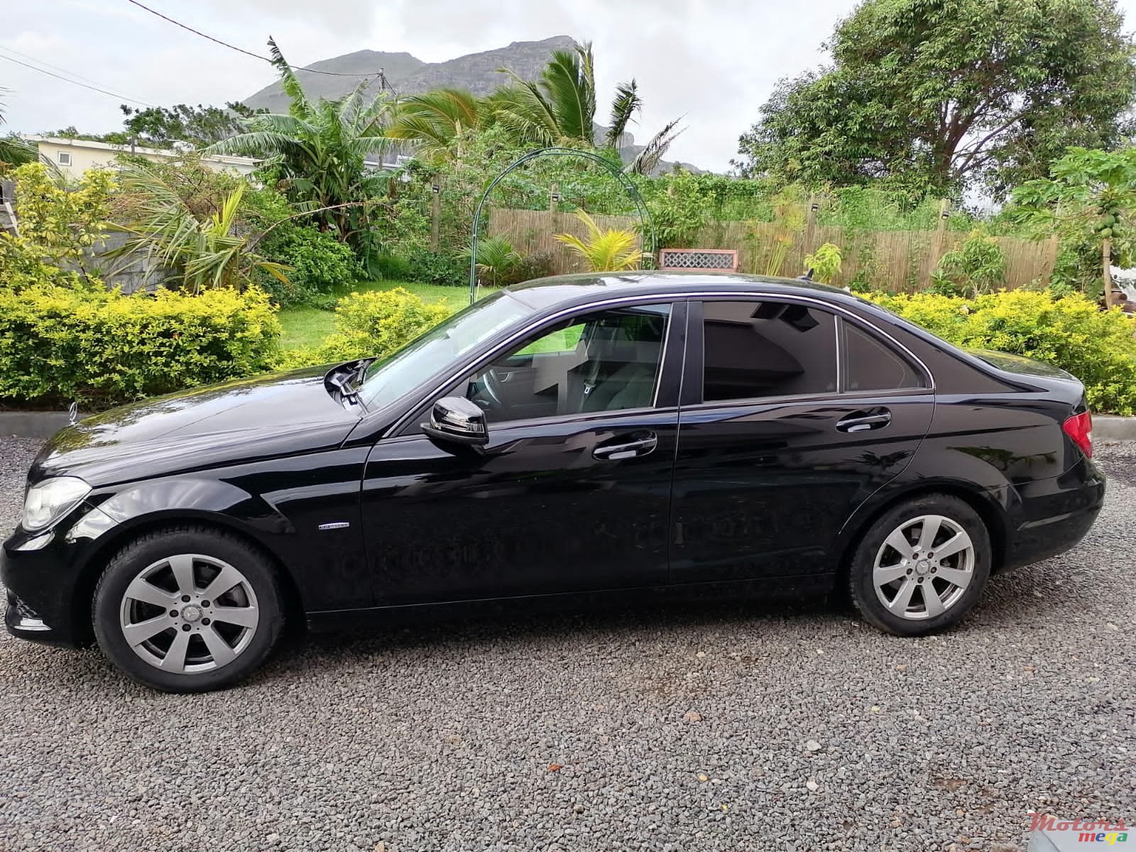 2011' Mercedes-Benz C-Class C180 photo #2