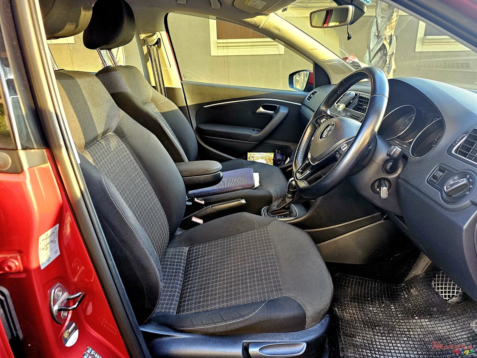 2014' Volkswagen Polo 1.2 TSI AUTOMATIC photo #5