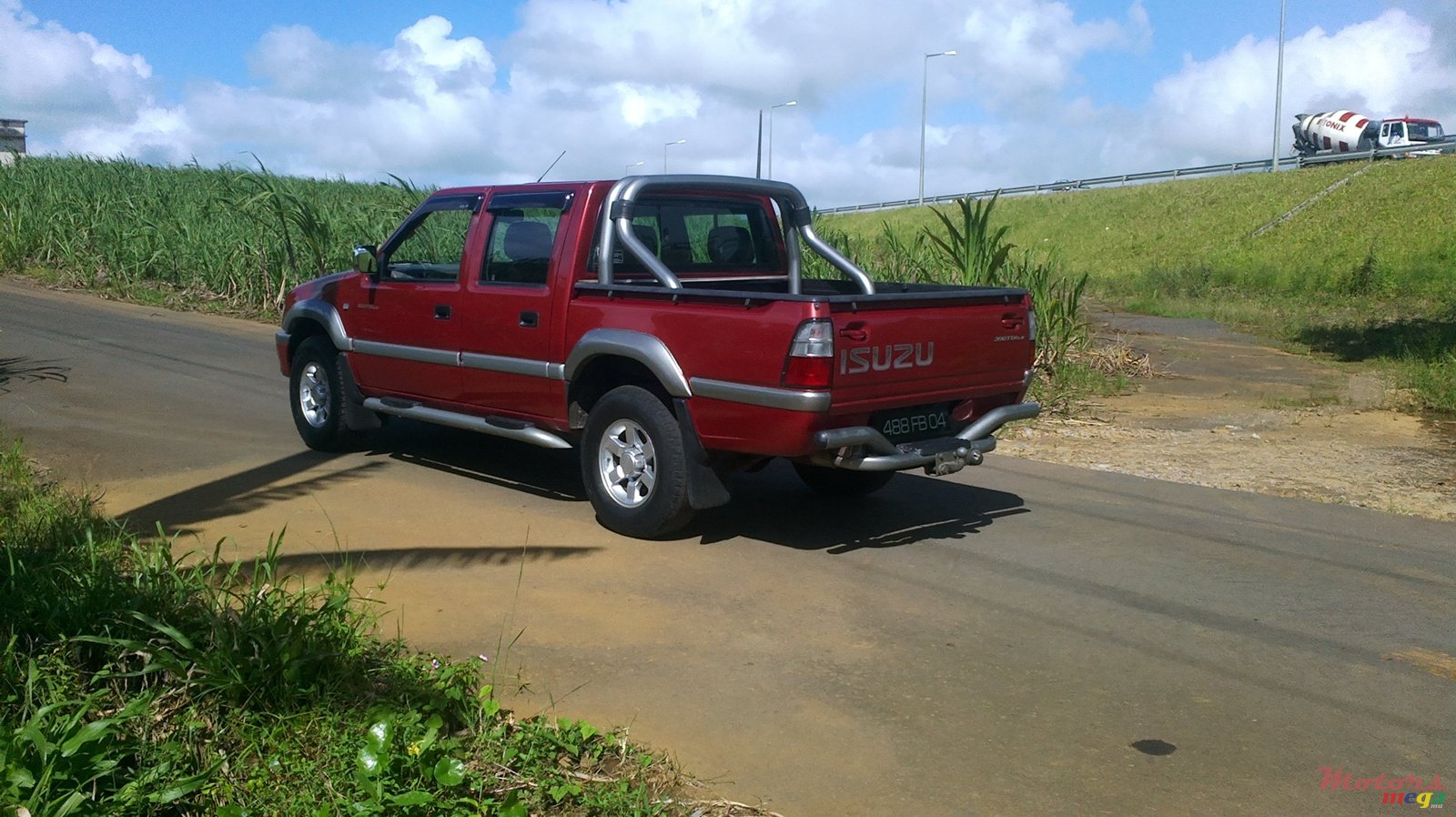 2004' Isuzu 300 TDI LX photo #3