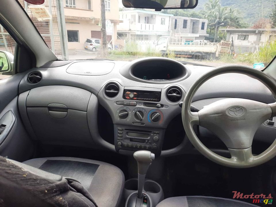 2001' Toyota Vitz photo #6