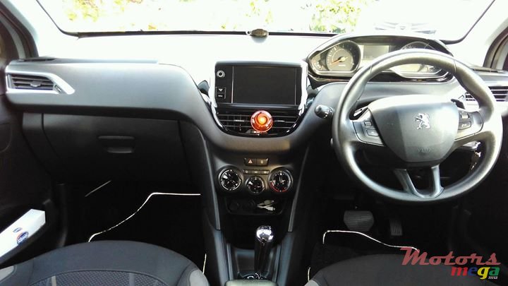 2014' Peugeot 208 photo #1