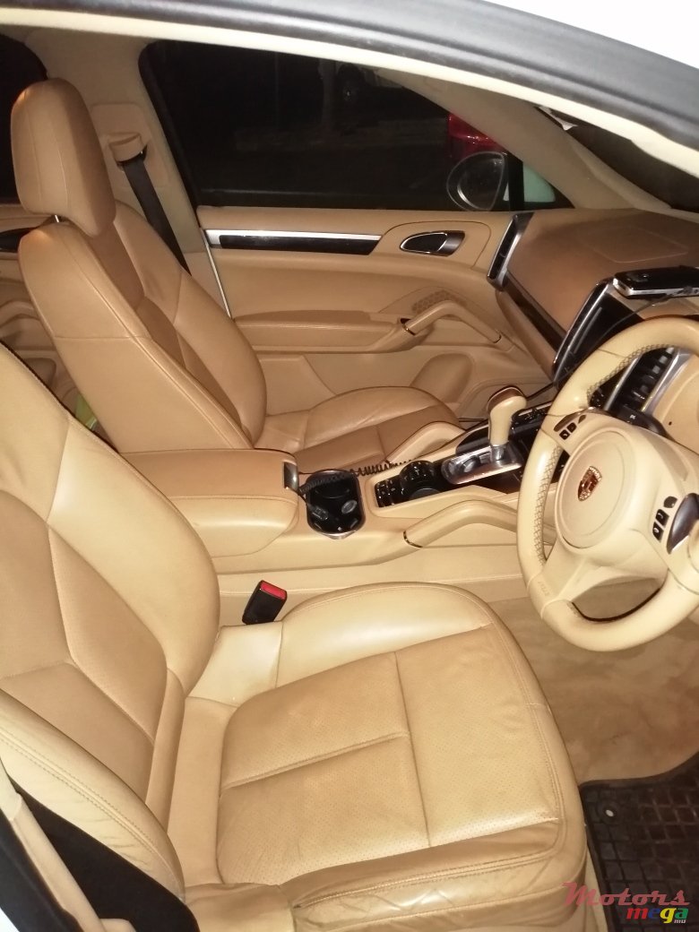 2012' Porsche Cayenne photo #4