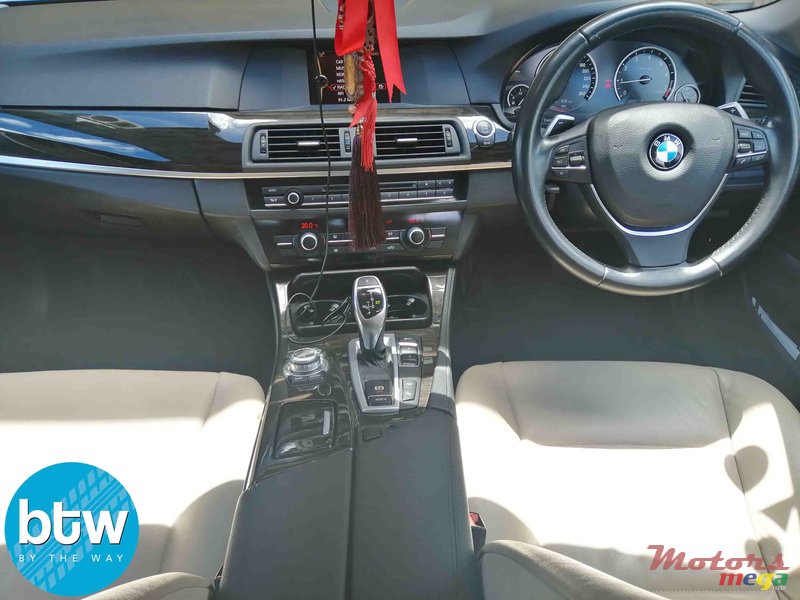 2012' BMW 5 Series 520i photo #5