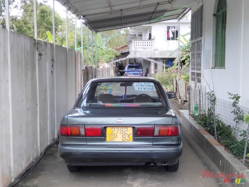 1993' Nissan Sunny saloon photo #1