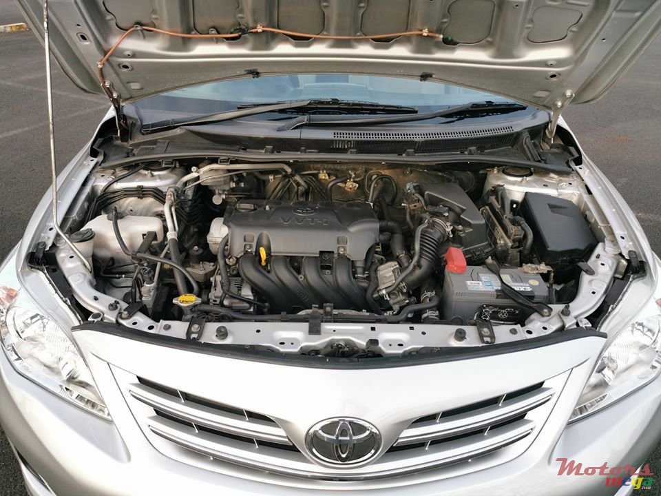 2013' Toyota Corolla GLi photo #6