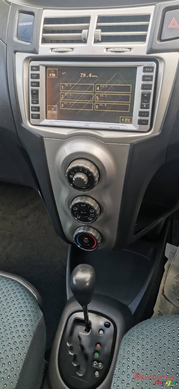 2005' Toyota Vitz photo #5