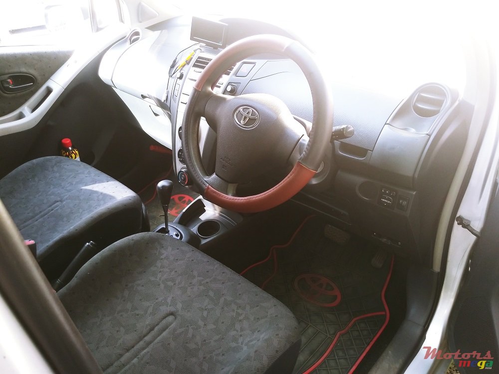 2009' Toyota Vitz 1300 photo #5