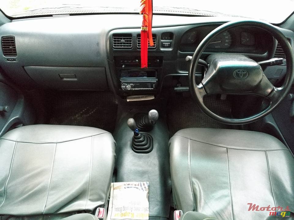 2001' Toyota Hilux photo #4