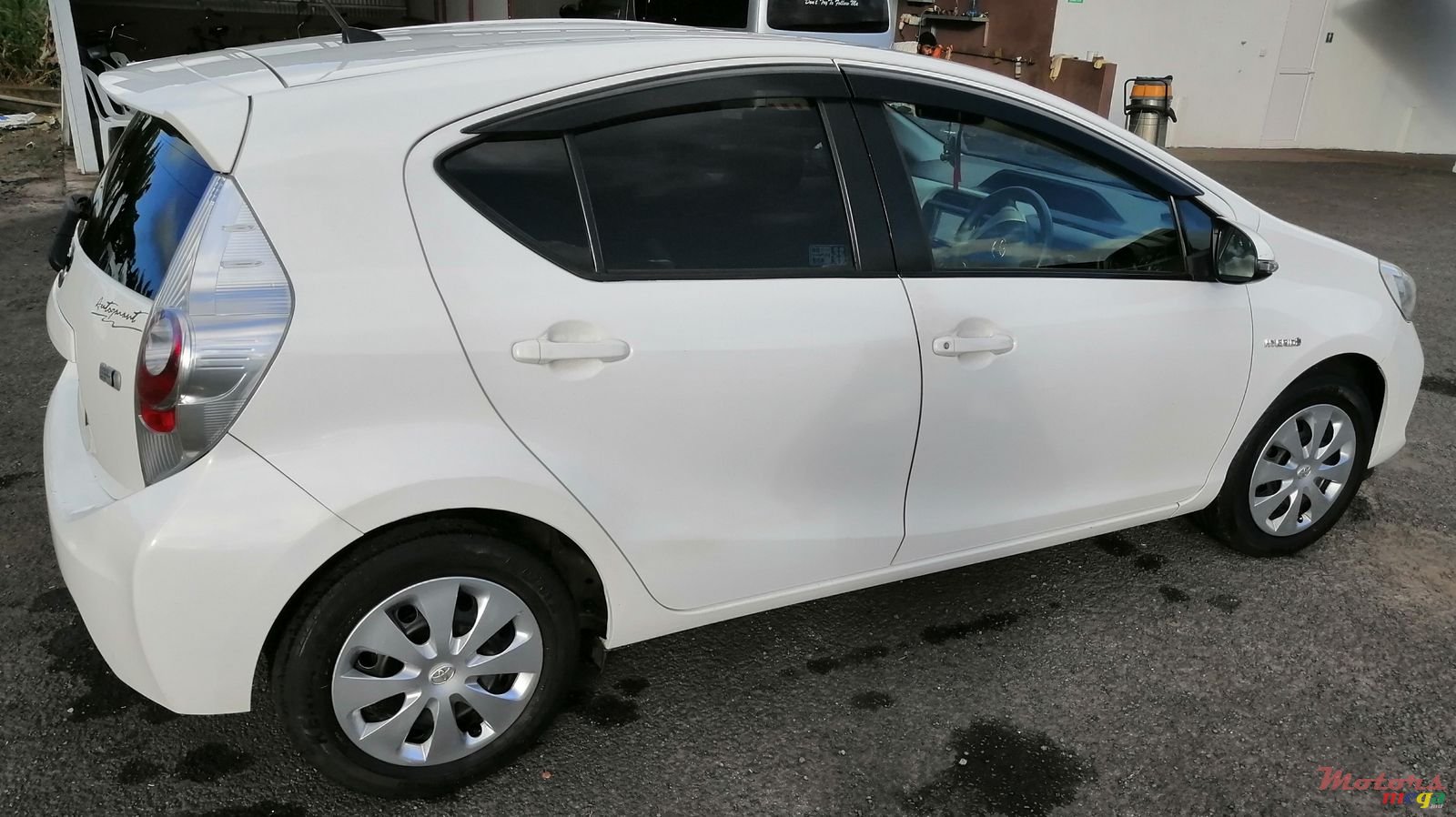 2014' Toyota Aqua photo #2