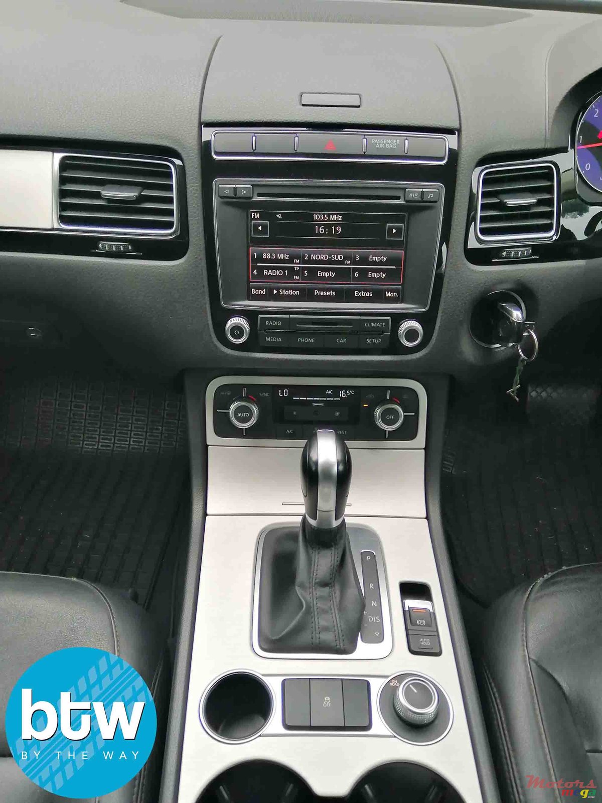 2014' Volkswagen Touareg AWD - V6 photo #4