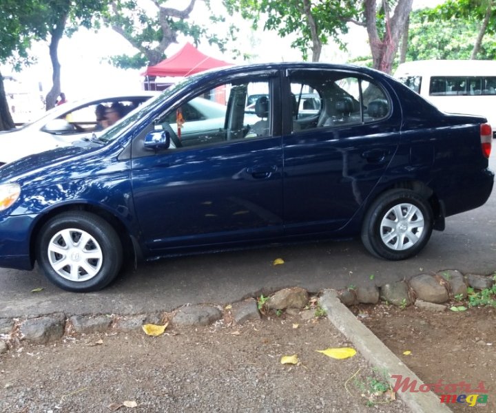 2000' Toyota platz photo #1