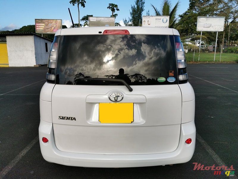 2013' Toyota Sienta photo #3