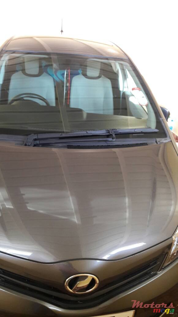 2011' Toyota Vitz photo #2