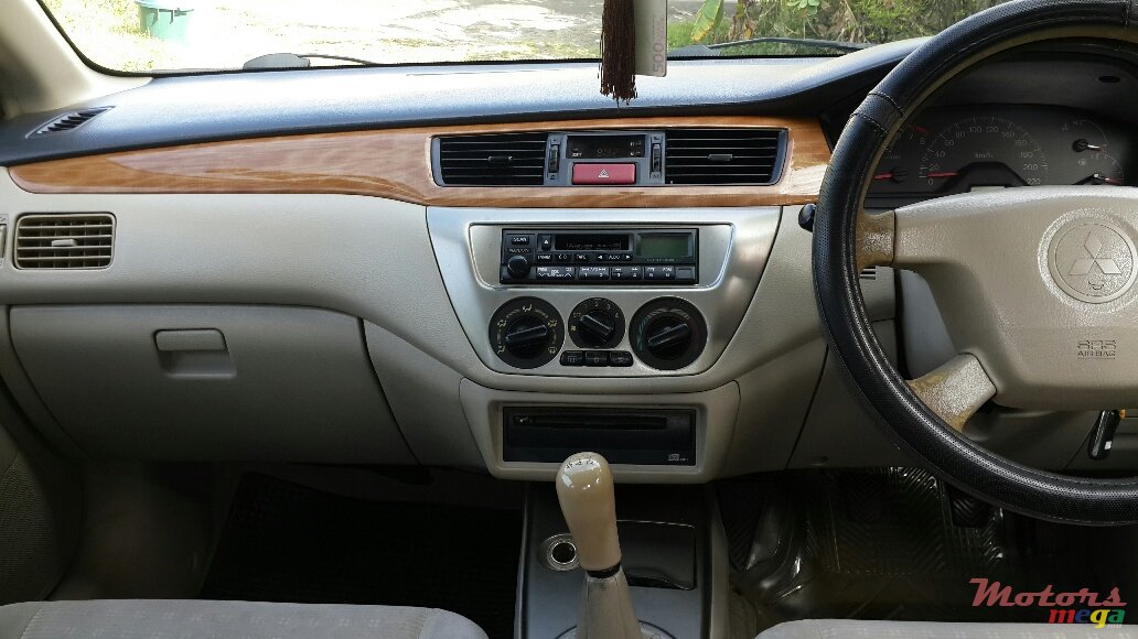 2004' Mitsubishi Lancer photo #3