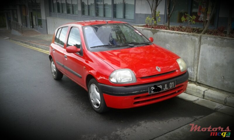 2001' Renault Clio photo #1
