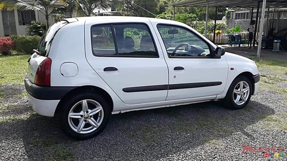 2001' Renault Clio photo #2