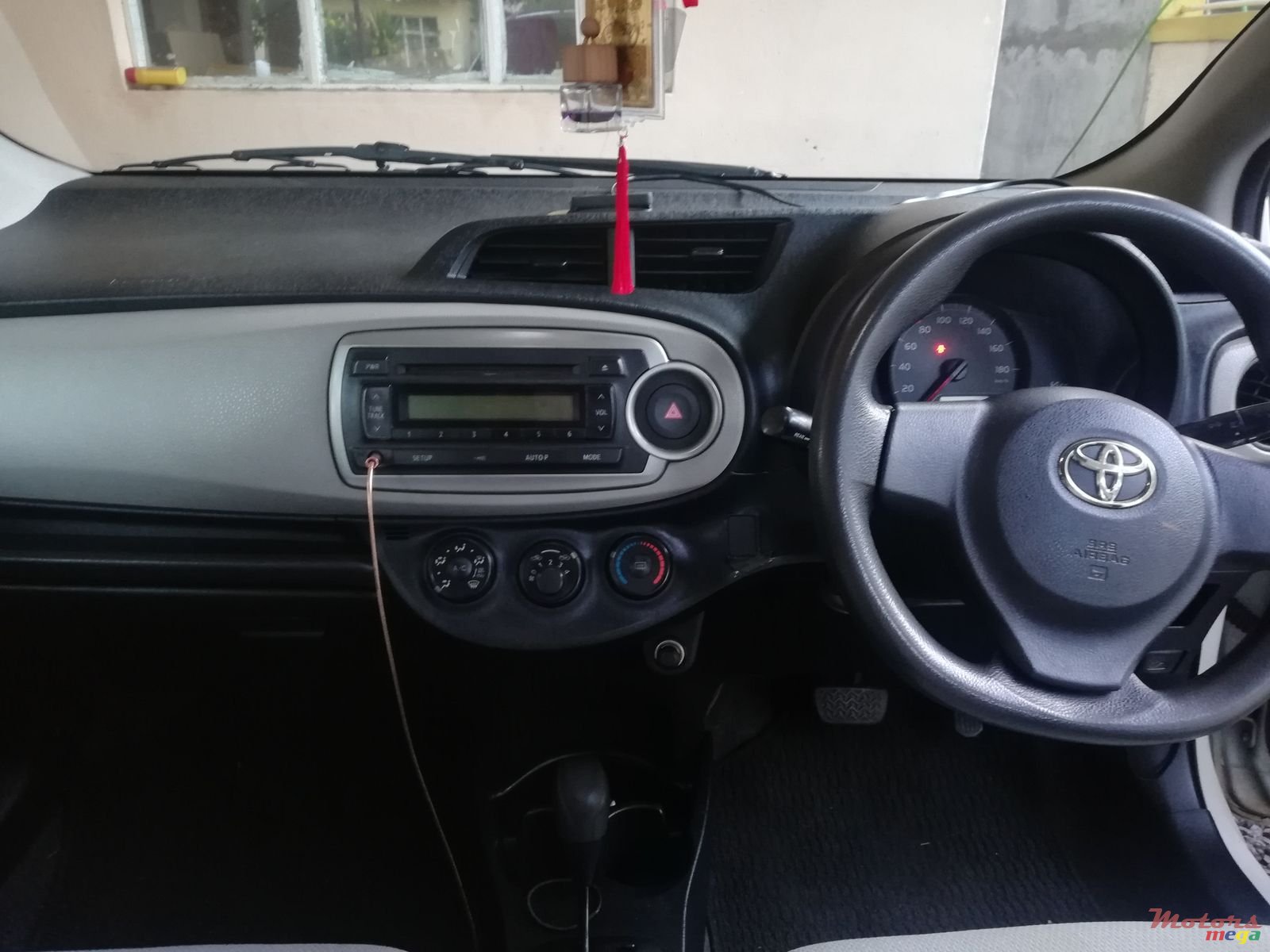 2011' Toyota Vitz photo #4