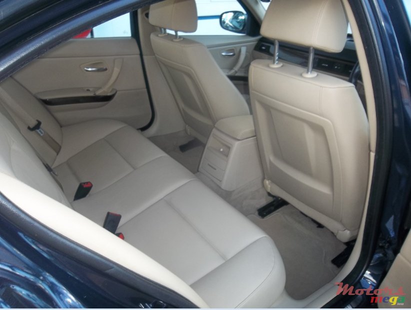 2009' BMW 3 Series Sedan photo #3