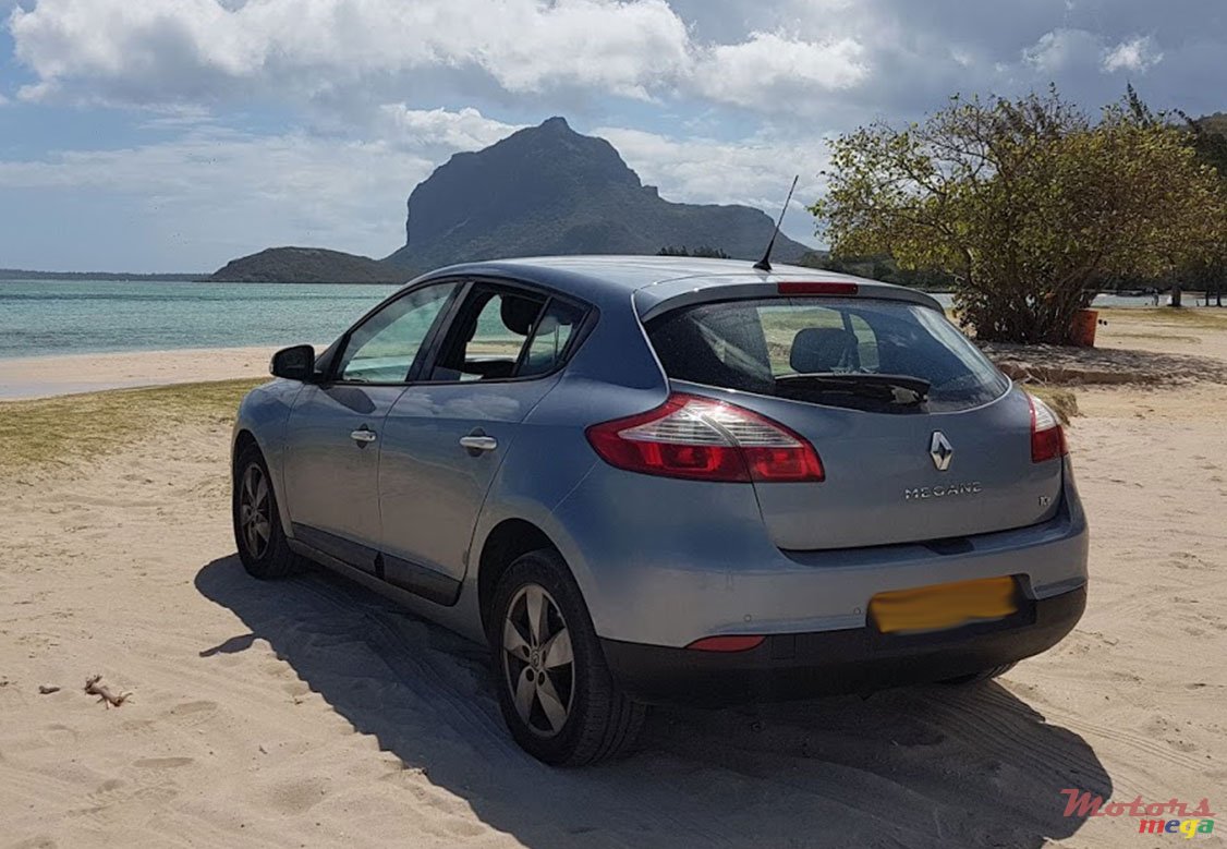 2011' Renault Megane photo #3