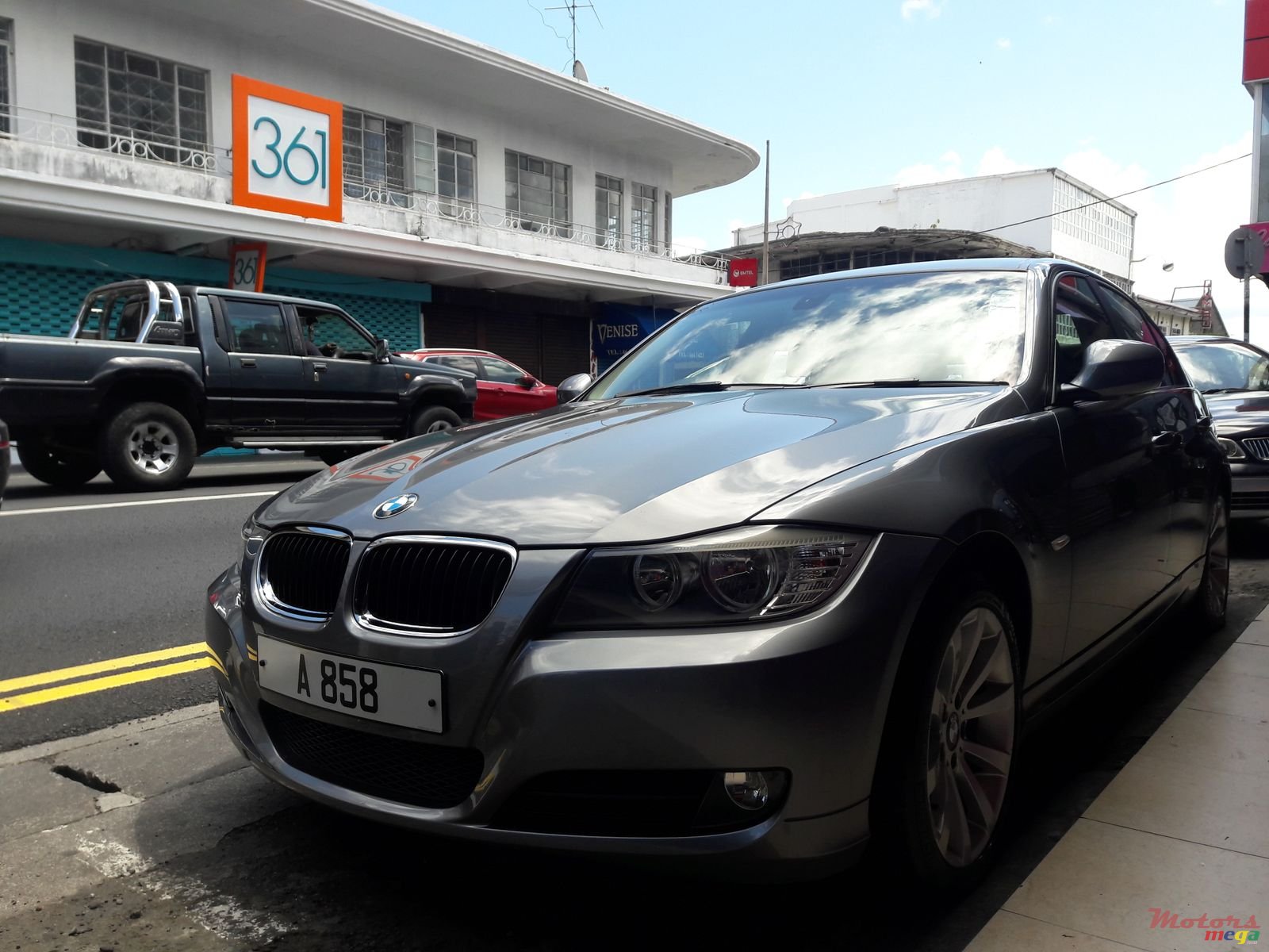 2009' BMW 320 photo #1