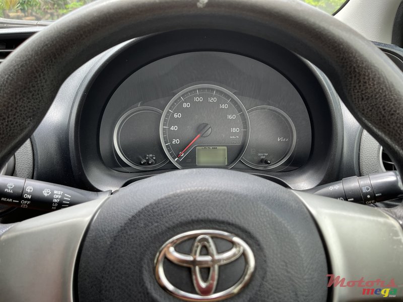 2012' Toyota Vitz photo #7