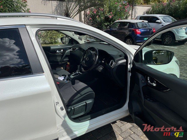 2017' Nissan Qashqai BLANCHE HATCH BACK photo #2