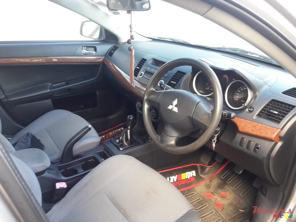 2013' Mitsubishi Lancer Evolution photo #3