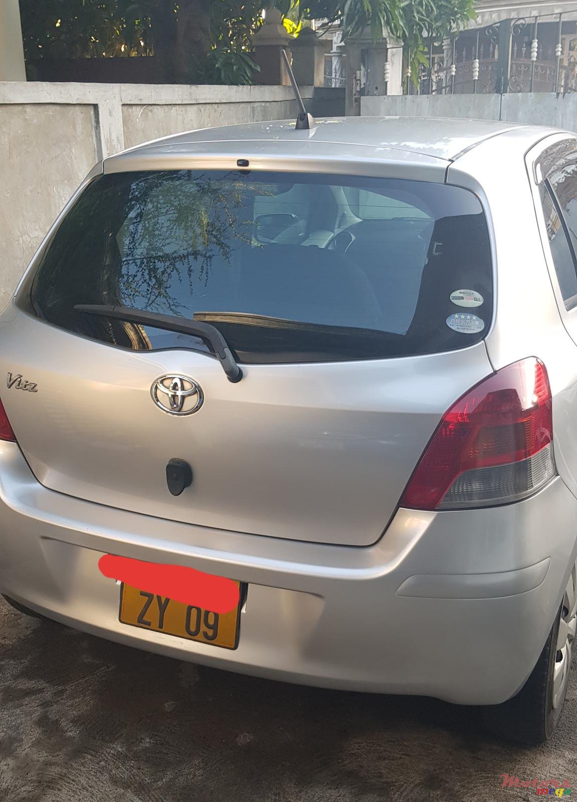 2009' Toyota Vitz photo #2