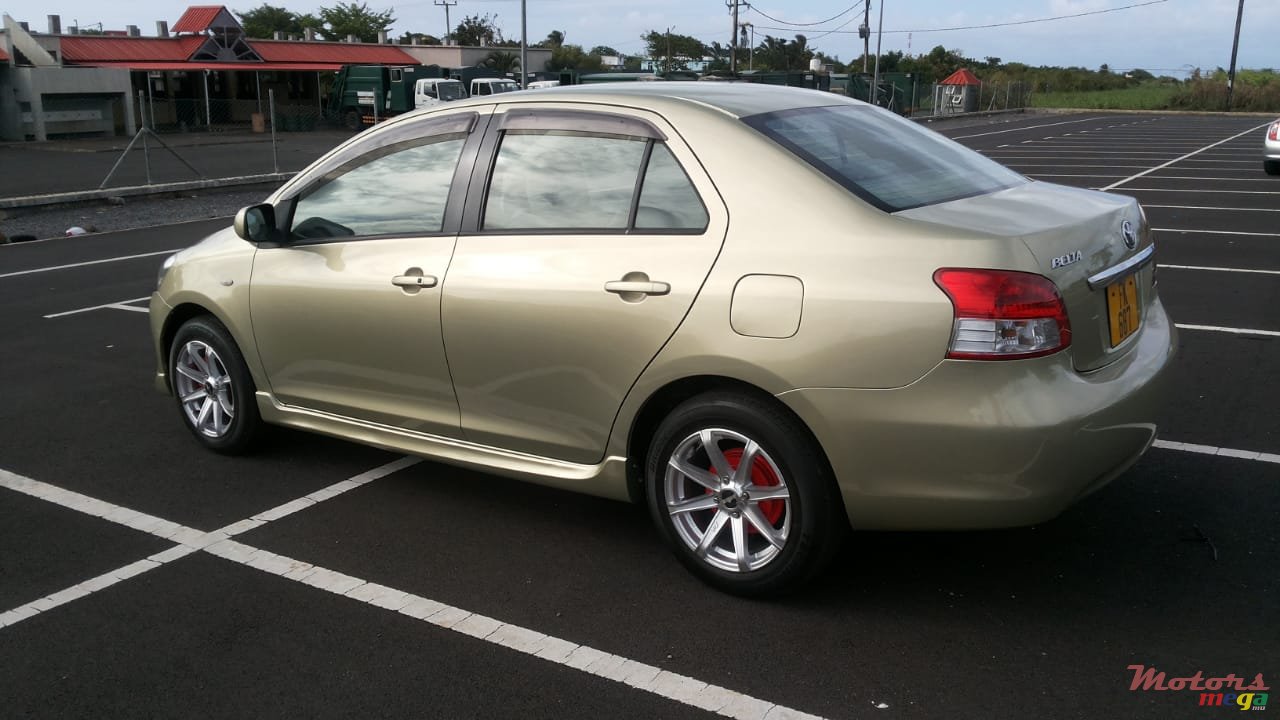 2005' Toyota Belta photo #2