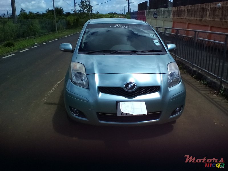 2009' Toyota Vitz photo #1