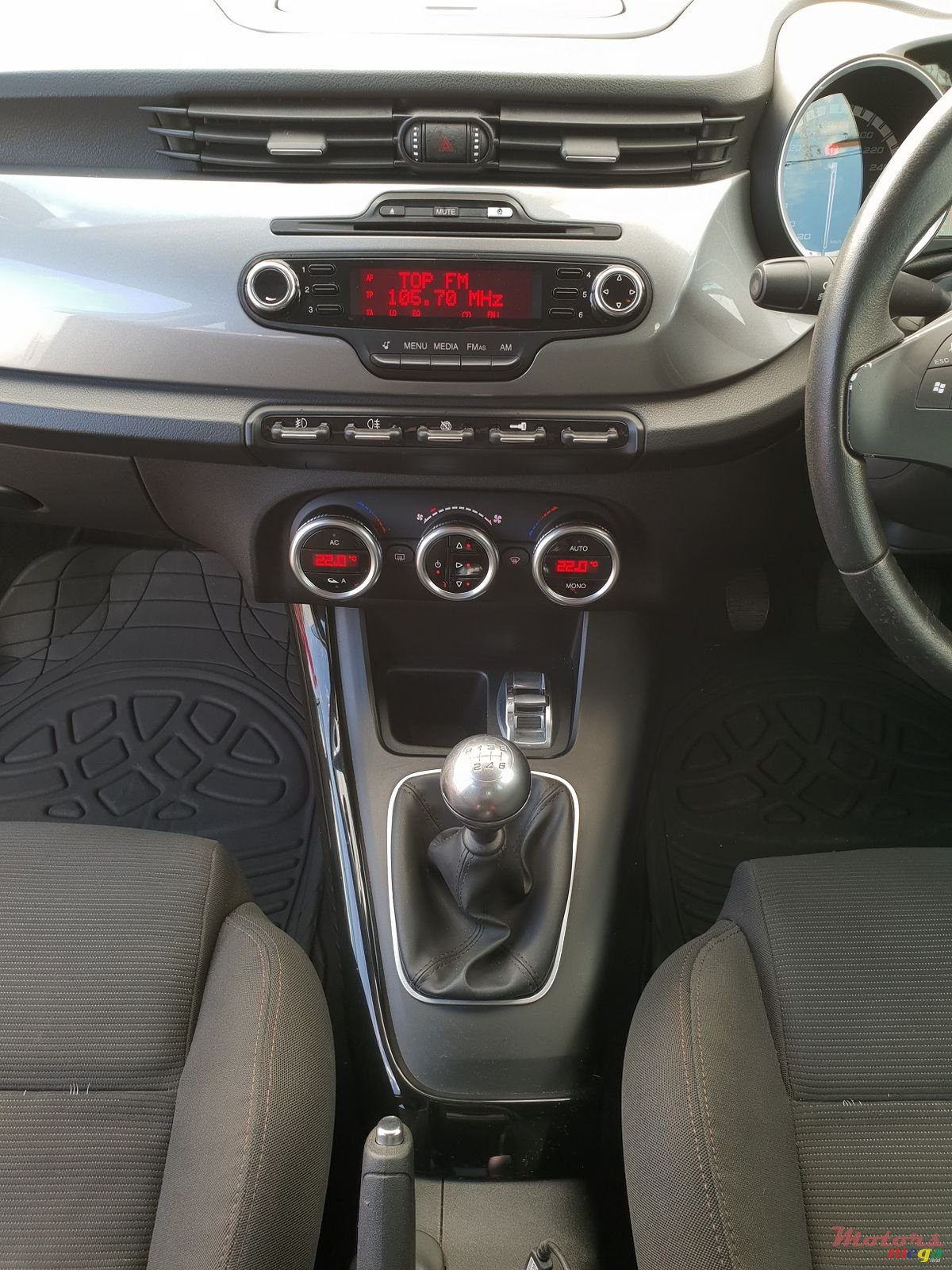 2011' Alfa Romeo Giulietta photo #5