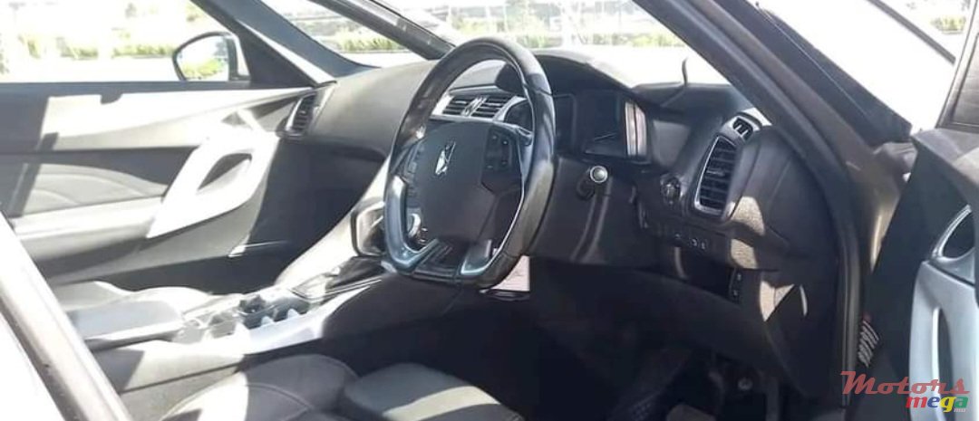 2014' Citroen DS5 photo #1