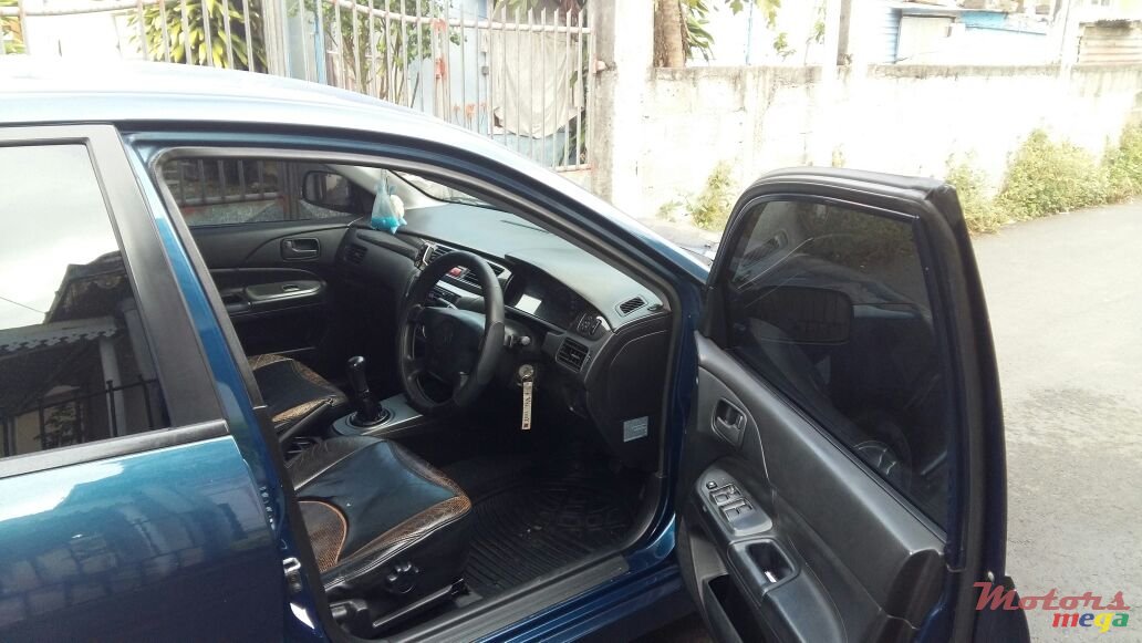 2005' Mitsubishi Lancer photo #2