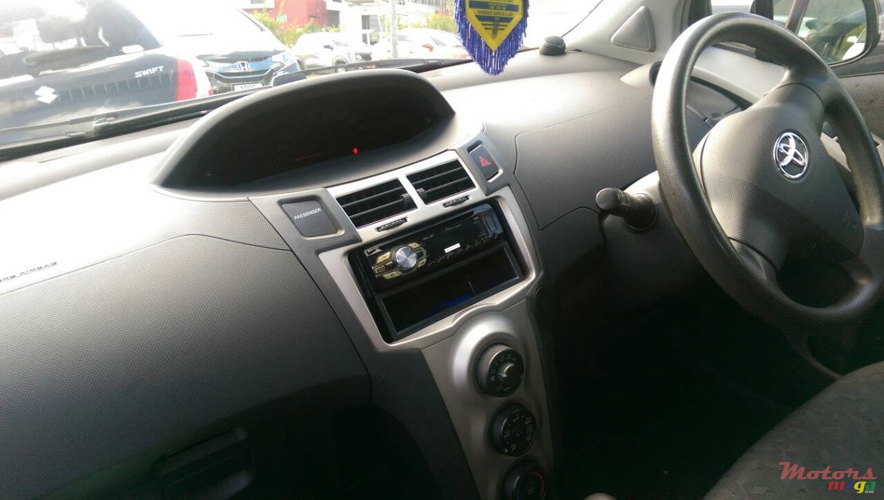 2009' Toyota Vitz photo #5