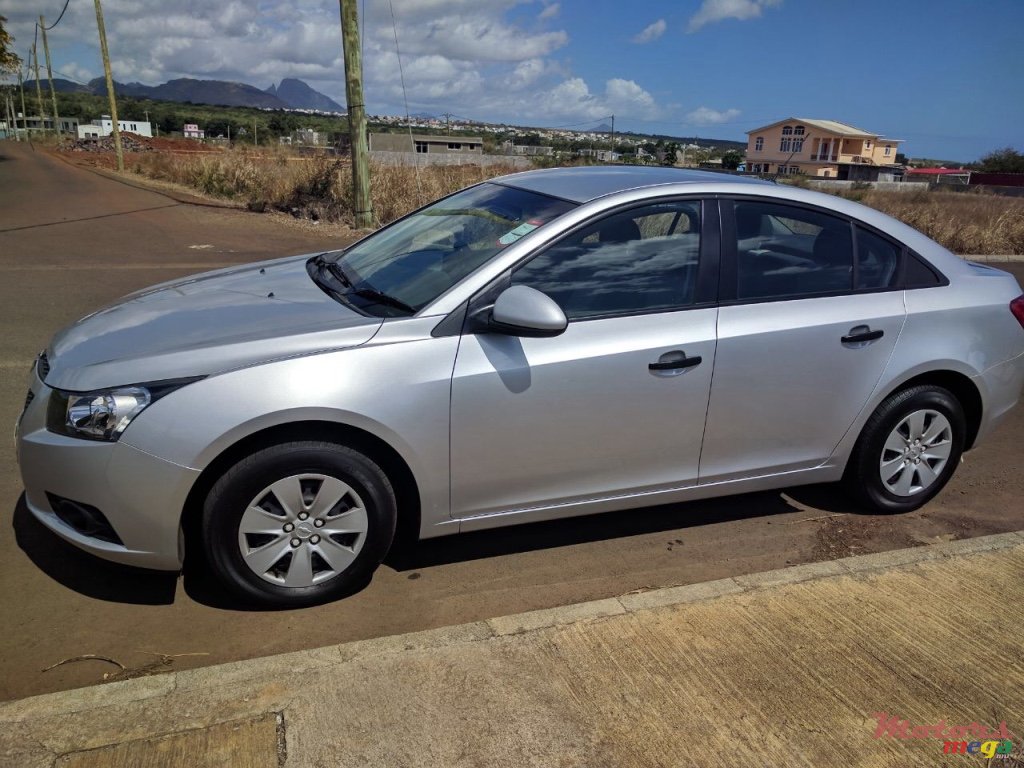 2012' Chevrolet Cruze photo #2