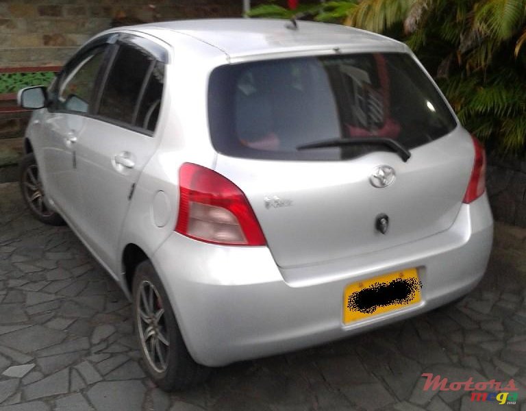 2006' Toyota Vitz photo #2